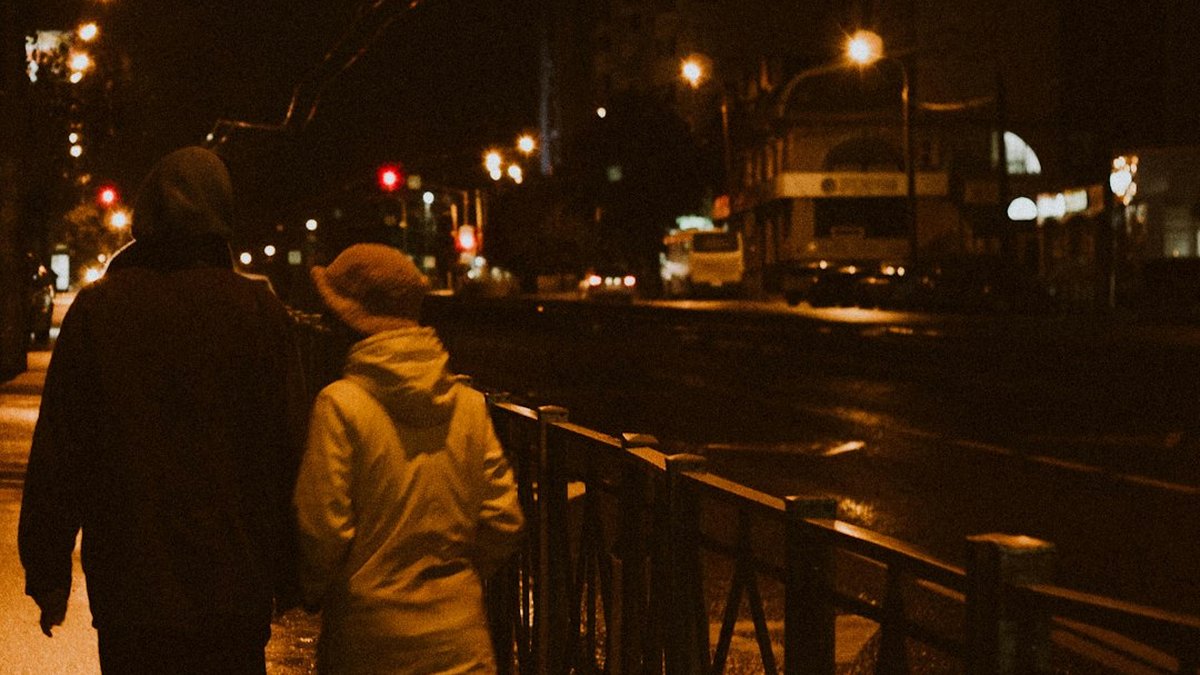 Long-Distance Relationship Red Flags: Spot Them Fast & Act