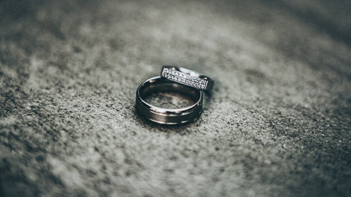 When a Partner Controls Appearance and Diet: Clear Steps to Stop