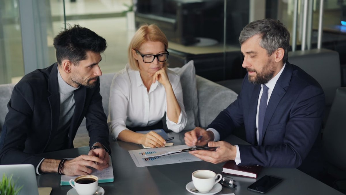 Psychological Red Flags in High-Achieving Partners: 7 Signs